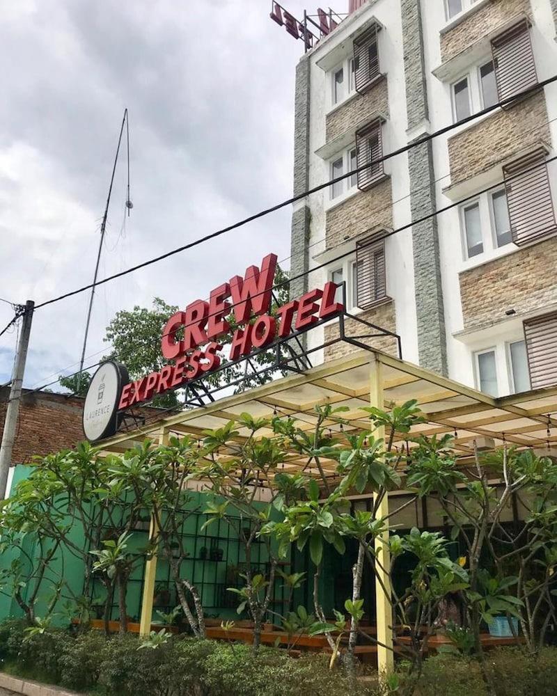 Crew Express Hotel Lubukpakam Экстерьер фото