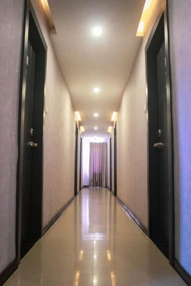 Crew Express Hotel Lubukpakam Экстерьер фото