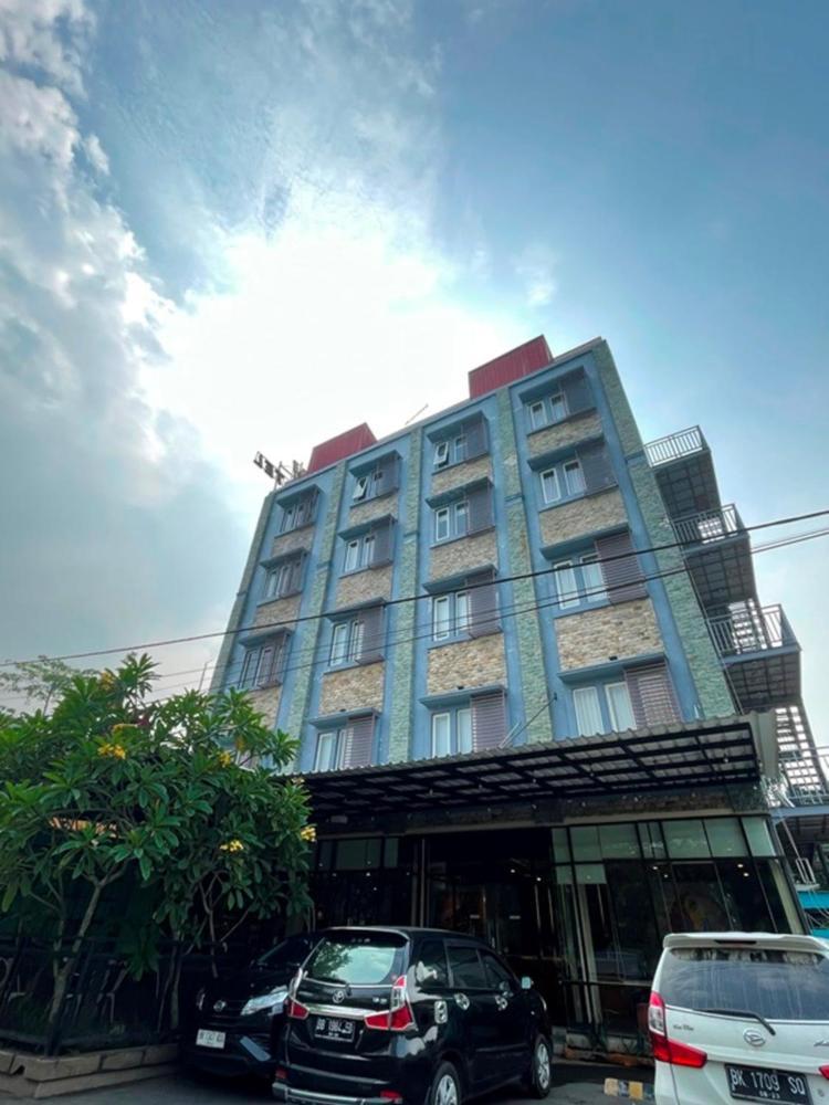 Crew Express Hotel Lubukpakam Экстерьер фото
