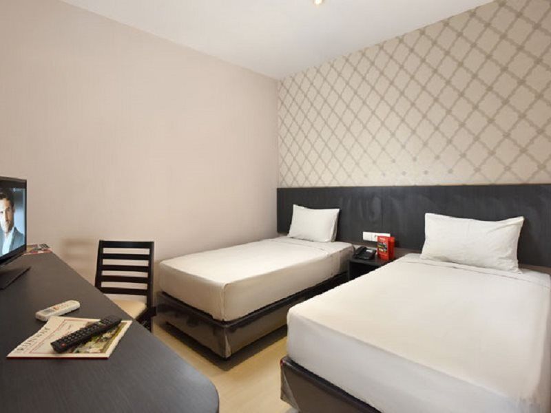 Crew Express Hotel Lubukpakam Экстерьер фото